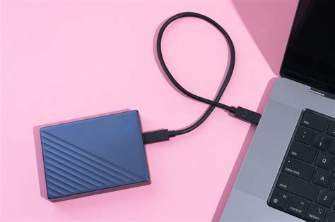 Infographic showing a laptop editing with Smart Previews while original files are on an external hard drive.