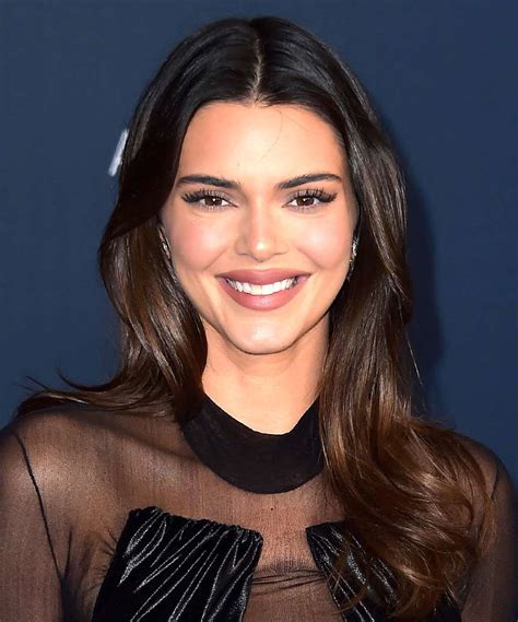 Kendall Jenner with abnormally long fingers