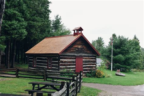 Diagram of a pioneer log schoolhouse construction